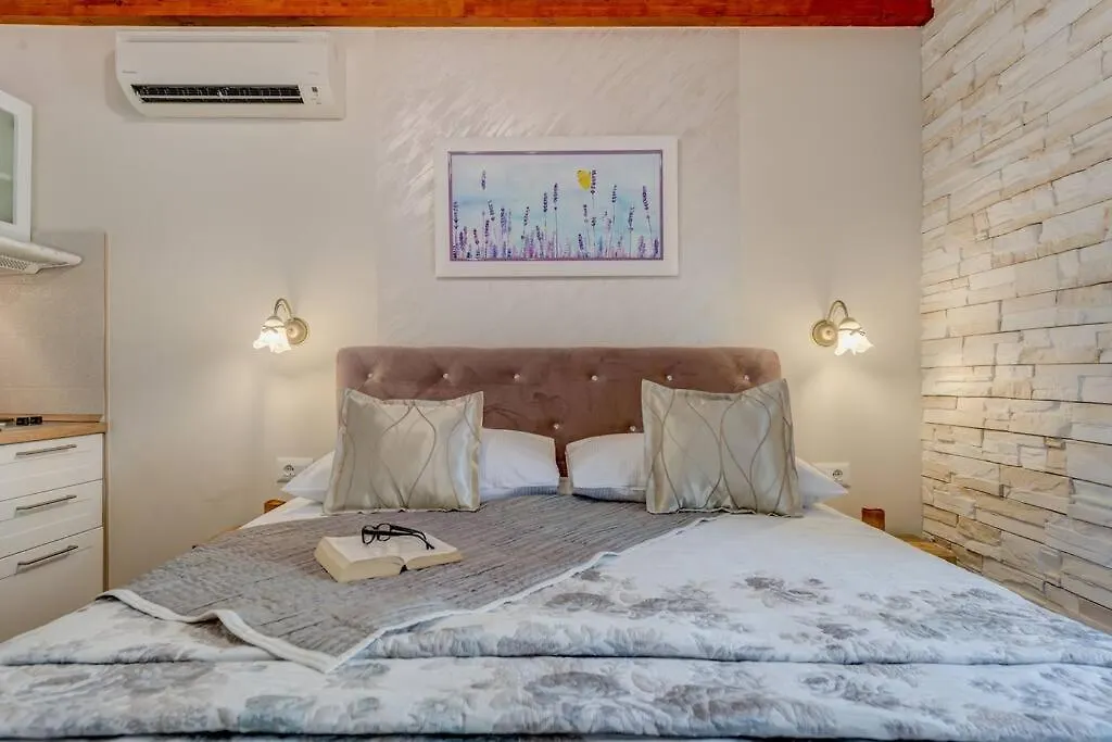 Diva 2,Stylish Old Town Studio Apartment Near Beach Split