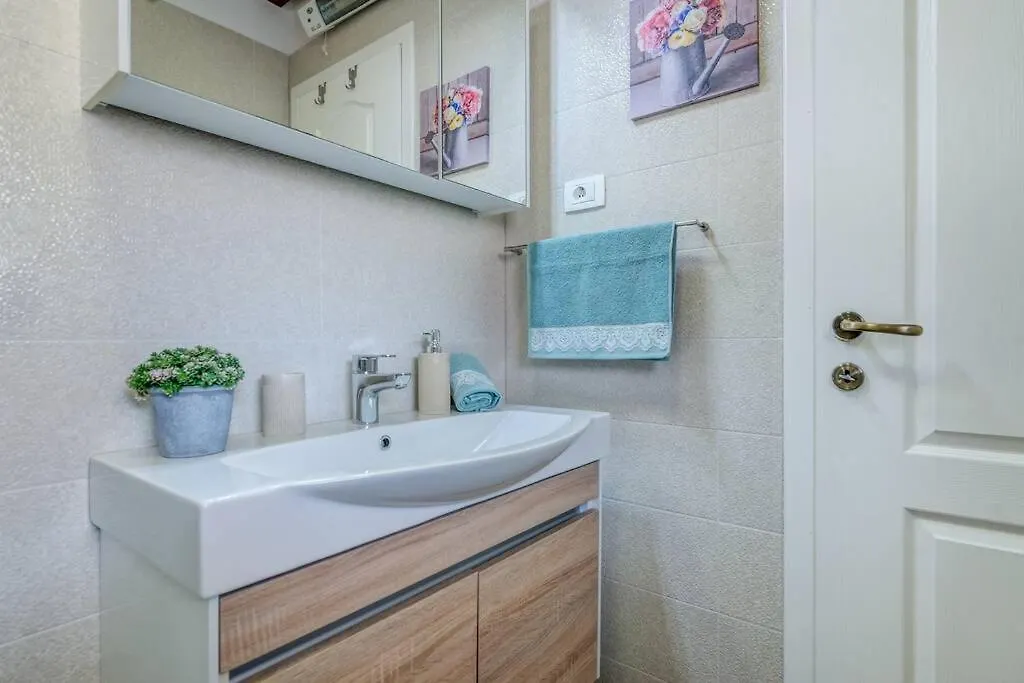 Diva 2,Stylish Old Town Studio Apartment Near Beach Split