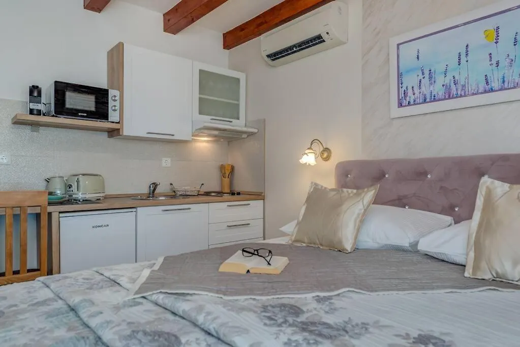 Diva 2,Stylish Old Town Studio Apartment Near Beach Split 0*,
