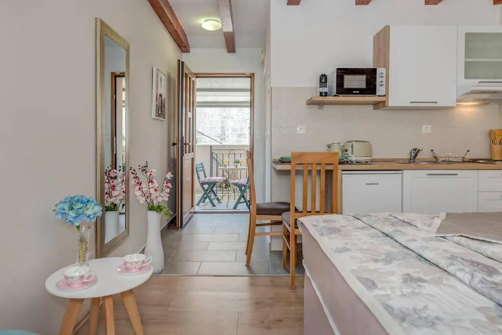 Diva 2,Stylish Old Town Studio Apartment Near Beach Split
