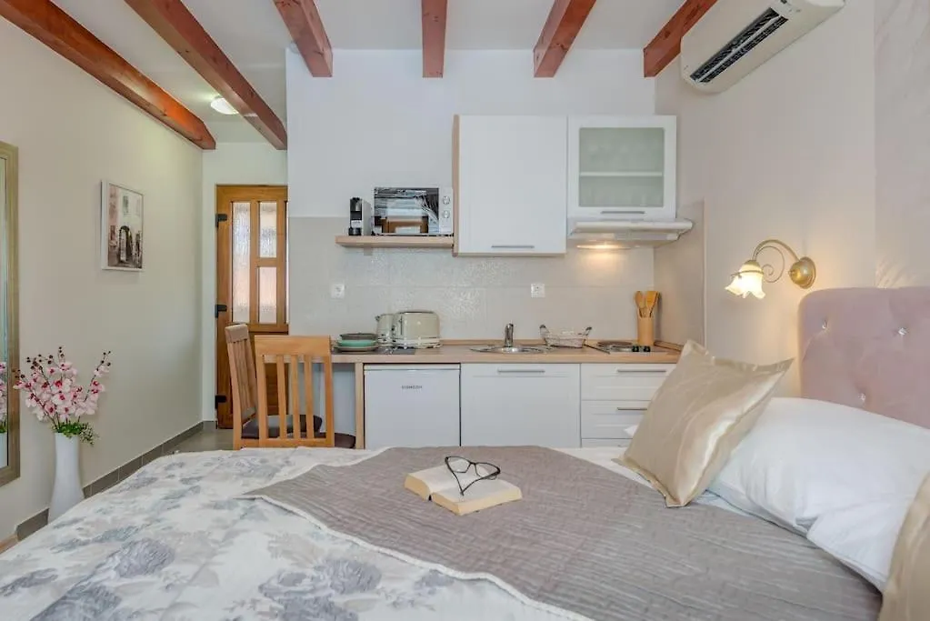 Diva 2,Stylish Old Town Studio Apartment Near Beach Split
